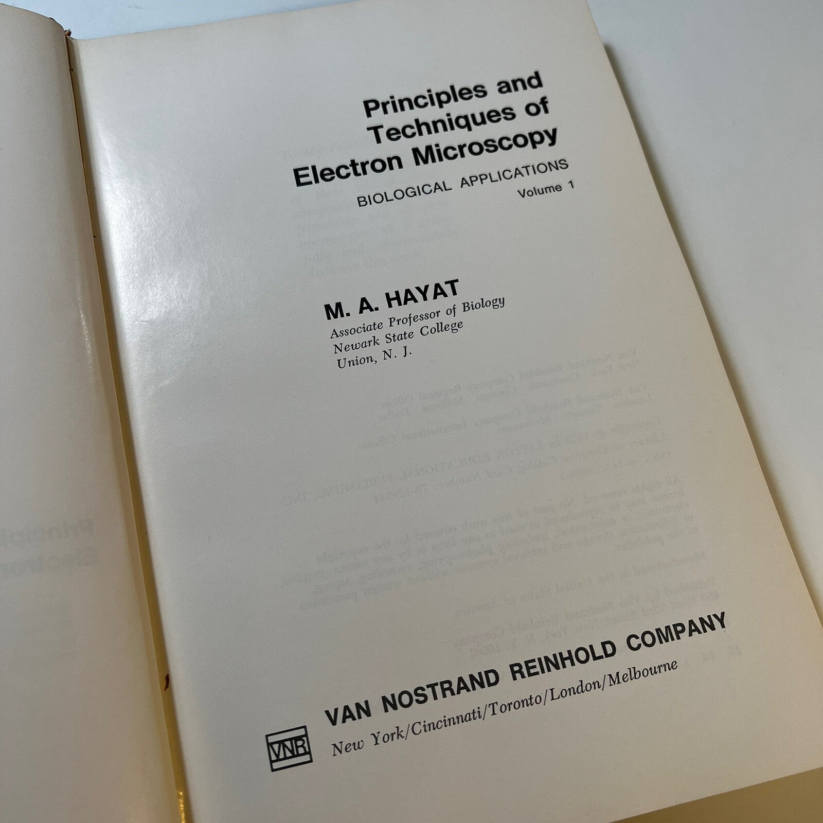 Principles and Techniques of Electron Microscopy VOL 1 by M.A. HAYAT